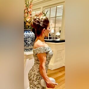 NWT Theia Cap-Sleeve Petal Column Gown, Mist